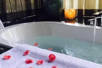 无锡水疗池中的失重冥想：当身体学会漂浮